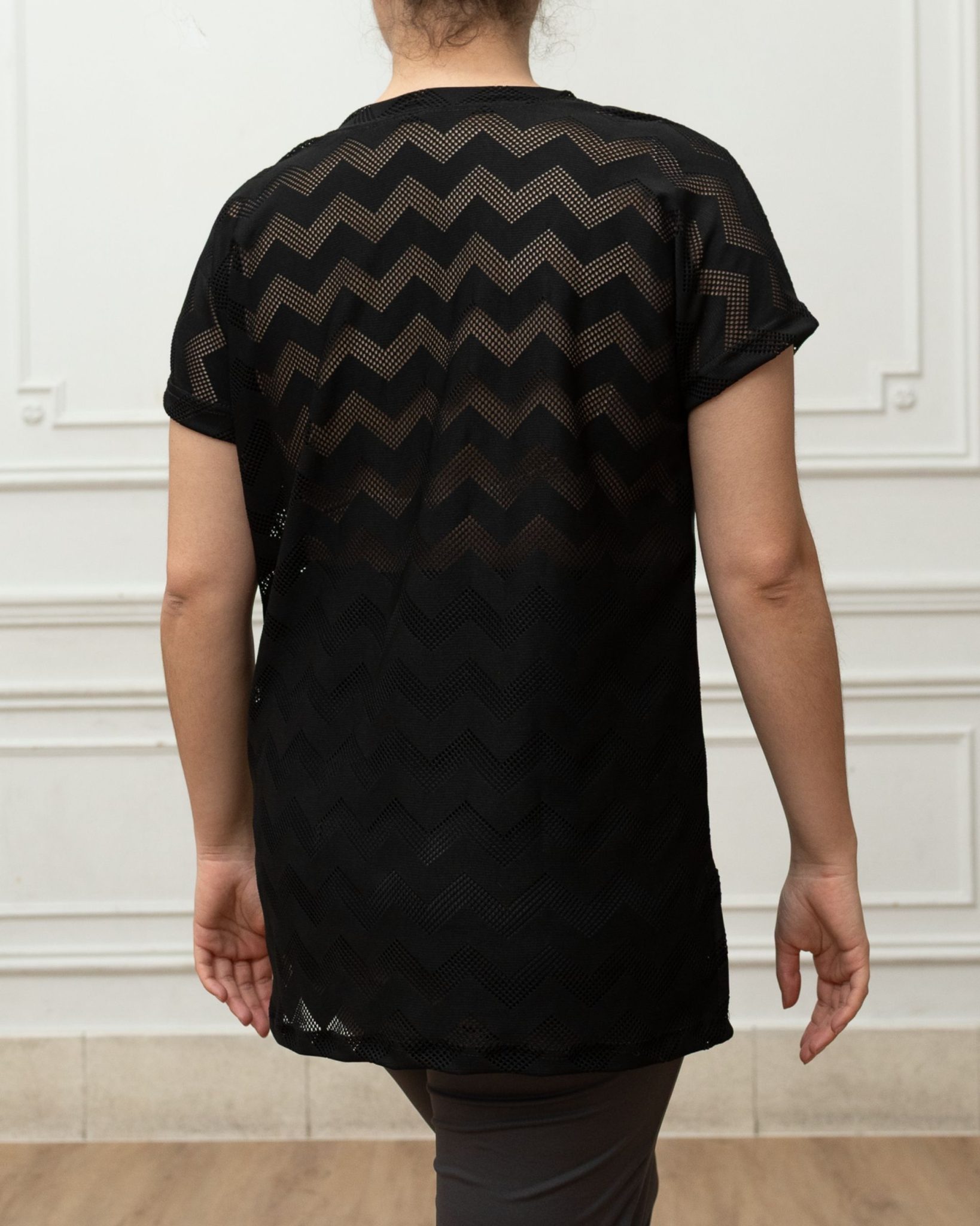 espalda de remera negra de danza calada