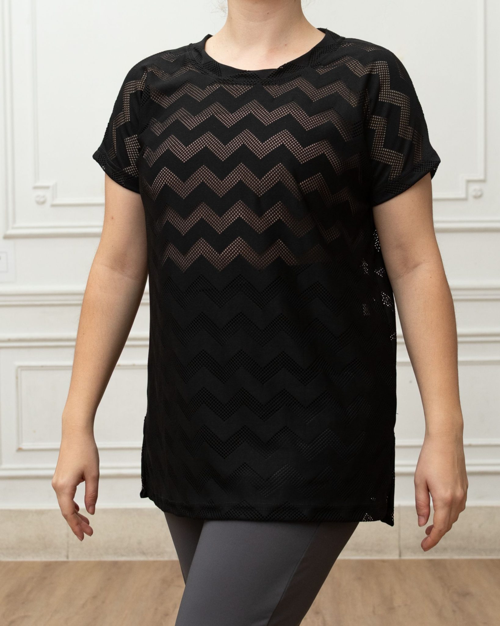 remera de danza color negro calada