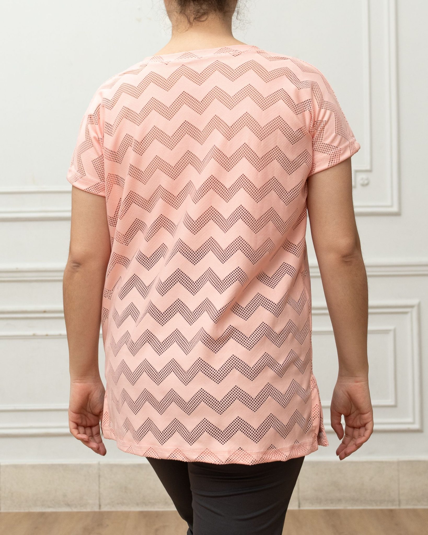 espalda de remera de danza y entrenamiento calada rosa